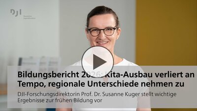 Vorschaubild eines Videos mit einer lächelnden Frau mit Brille und weißem Oberteil, die in einem hellen Innenraum in die Kamera blickt. Über ihrem Oberkörper ist ein Play-Symbol eingeblendet; links oben befindet sich das Logo des Deutschen Jugendinstituts (DJI).