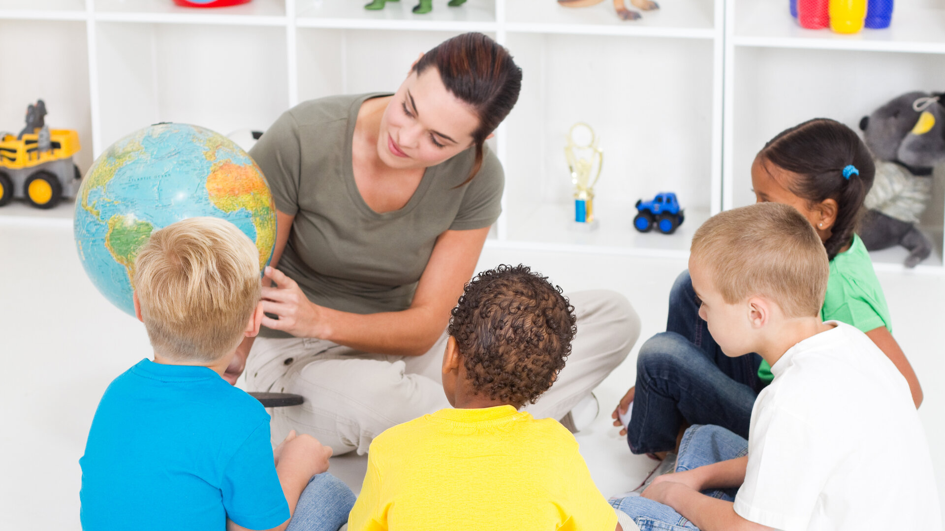 Eine gesichterte Betreuung der Kinder im Grundschulalter hilft Eltern bei der Vereinbarkeit von Beruf und Familie. Eine gesichterte Betreuung der Kinder im Grundschulalter hilft Eltern bei der Vereinbarkeit von Beruf und Familie.