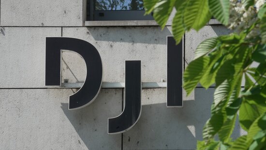DJI-Logo an der Außenwand des Gebäudes