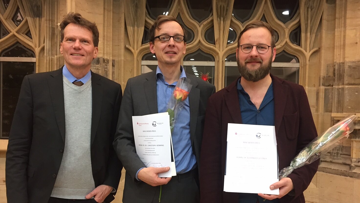 V.l.n.r.: Prof. Dr. Hartmut Rosa (Direktor des Max-Weber-Kollegs), PD Dr. Christoph Henning (Max-Weber-Preis für die Habilitation) und Dr. Alexander Leistner (Deutsches Jugendinstitut). V.l.n.r.: Prof. Dr. Hartmut Rosa (Direktor des Max-Weber-Kollegs), PD Dr. Christoph Henning (Max-Weber-Preis für die Habilitation) und Dr. Alexander Leistner (Deutsches Jugendinstitut).