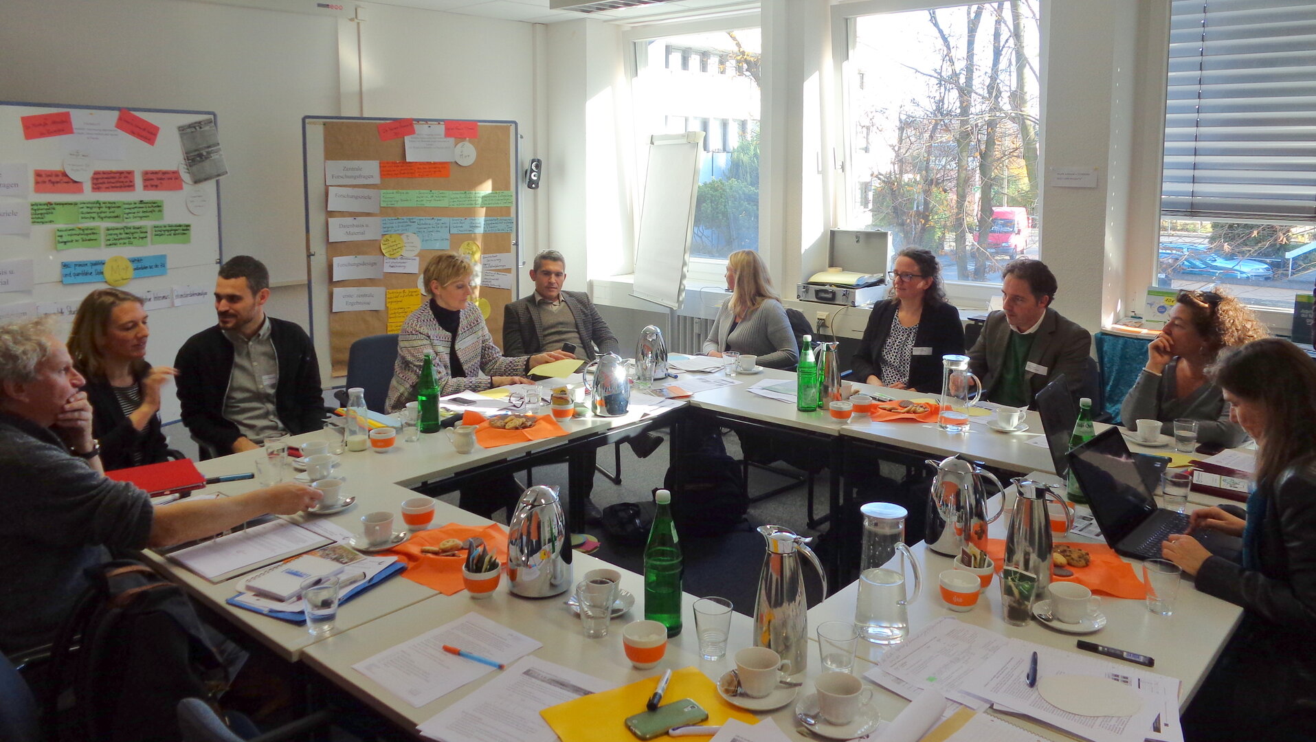 V.l.n.r.: Werner Müller (transfer e.V.), Karin Karlsson (Robert Bosch Stiftung), Andreas Rossellen (transfer e.V.), Dr. Helle Becker (Expertise und Kommunikation für Bildung), Dr. Mustafa Aksakal (Universität Bielefeld), Dr. Kerstin Schmidt-Verkerk, Dr. Karen Hemming (DJI), Frank Tillmann (DJI, Heike Abt (IKO Institut), Astrid Kösterke (transfer e.V.); Foto: Dr. Helle Becker (Expertise und Kommunikation für Bildung)