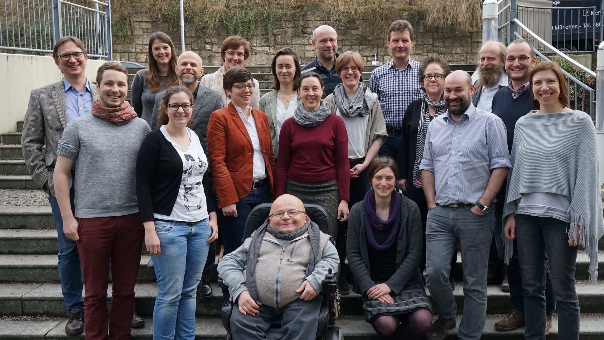 v.l.n.r.: Dr. Christian Walter-Klose, Sandra Ebner, Dr. Dorothée Behr, Prof. Dr. Albrecht Rohrmann, Bernd Holthusen, Dr. Mike Seckinger, Folke Brodersen, Dr. Florian Kramer, Dr. Marie-Luise Schütt, Prof. Dr. Imke Niediek, Christel Achberger, Dr. Wolfgang Dworschak, Madeleine Nowel, Lena Nusser, Dr. Nora Gaupp, Franz Göppel, Dr. Vera Tillmann, Oswald Utz, Dr. Sandra Schütz; Foto: Susanne John/Deutsches Jugendinstitut.