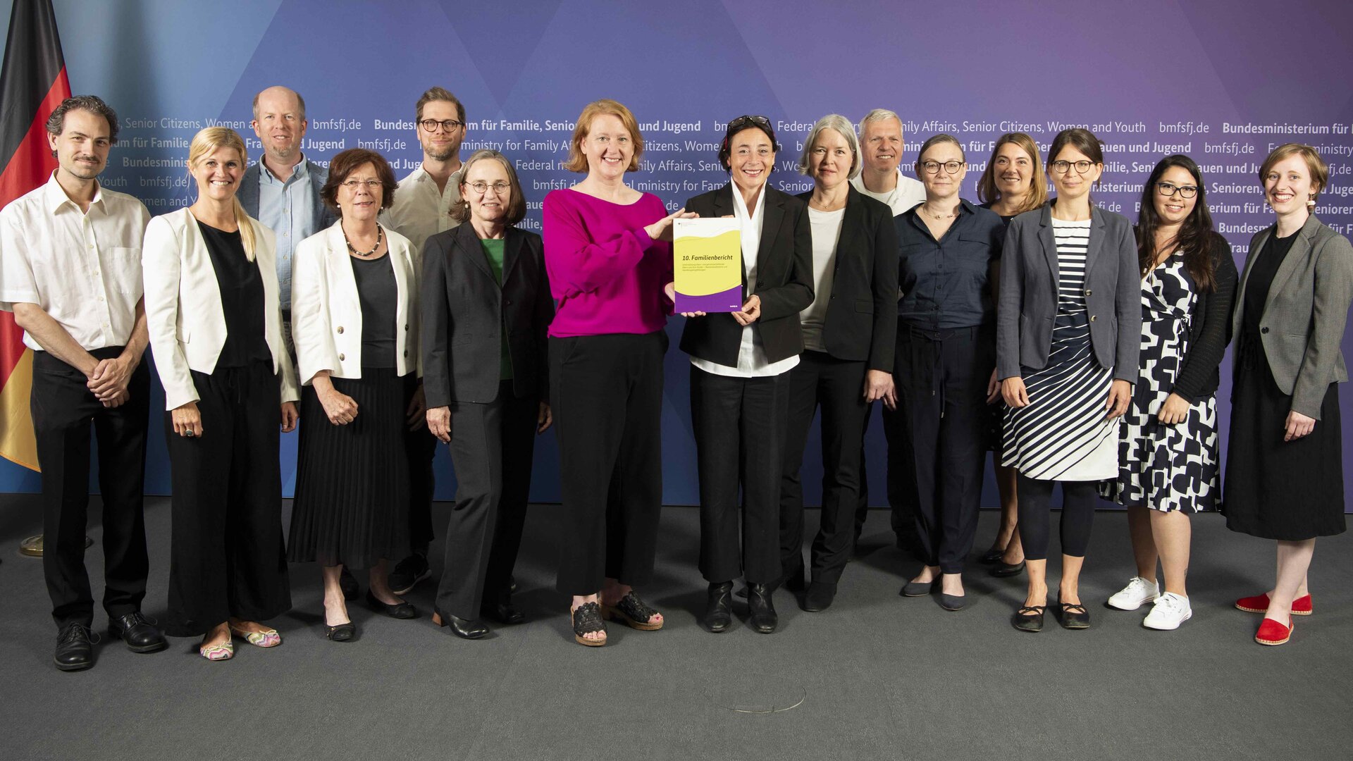 Gruppenfoto mit Bundesfamilienminsterin Lisa Puas während der Übergabe des 10. Familienberichts