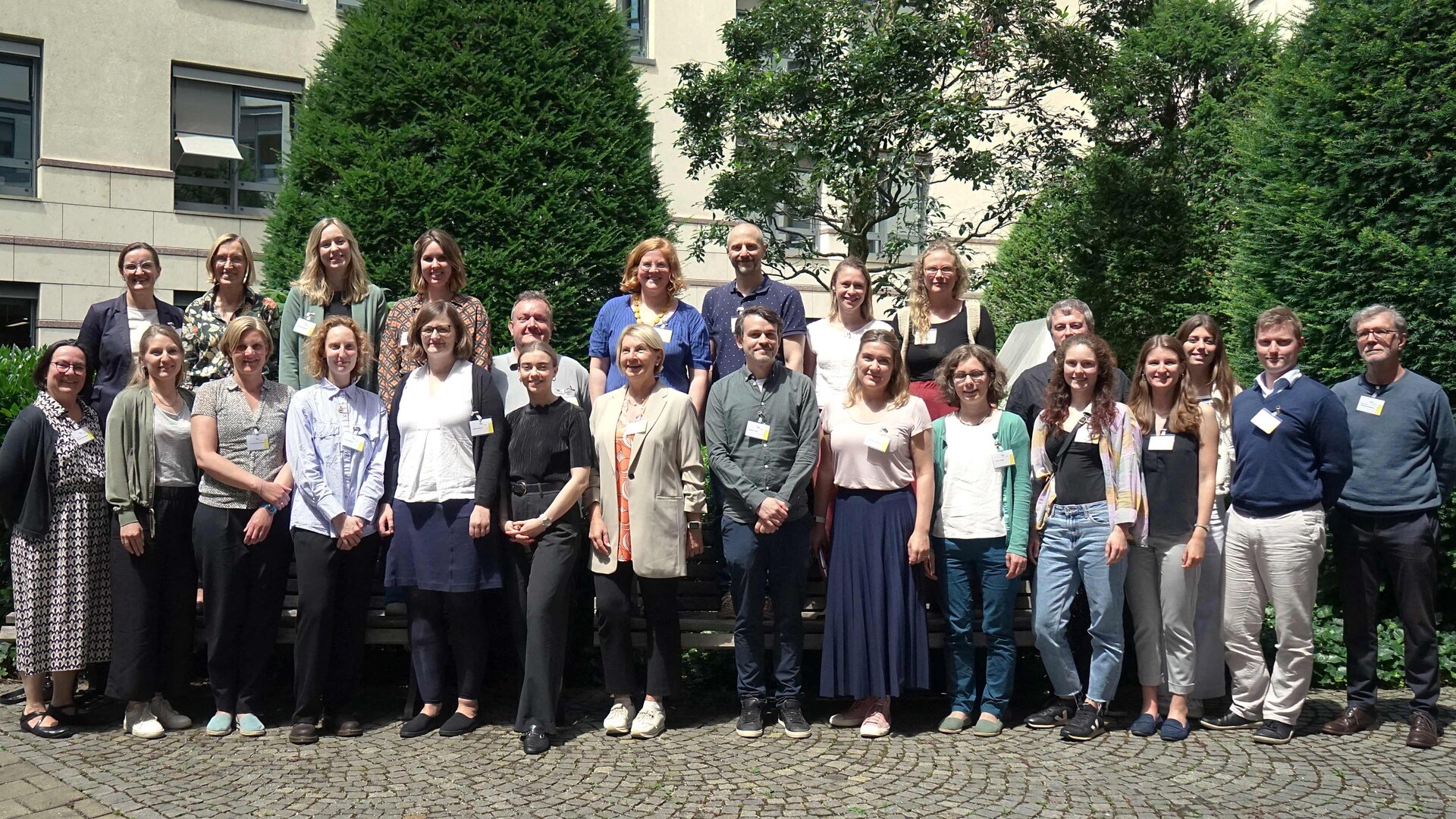 Gruppenbild im Innenhof des DJI mit den Teilnehmerinnen und Teilnehmern der Season School des DJI im Jahr 2024