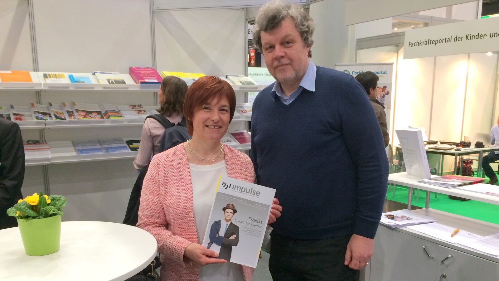 Staatssekretärin Caren Marks (BMFSFJ) im Gespräch mit Dr. Christian Lüders (DJI) am Messestand des DJI auf dem Deutschen Kinder- und Jugendhilfetag 2017; Foto: Daniela Schäfer/DJI