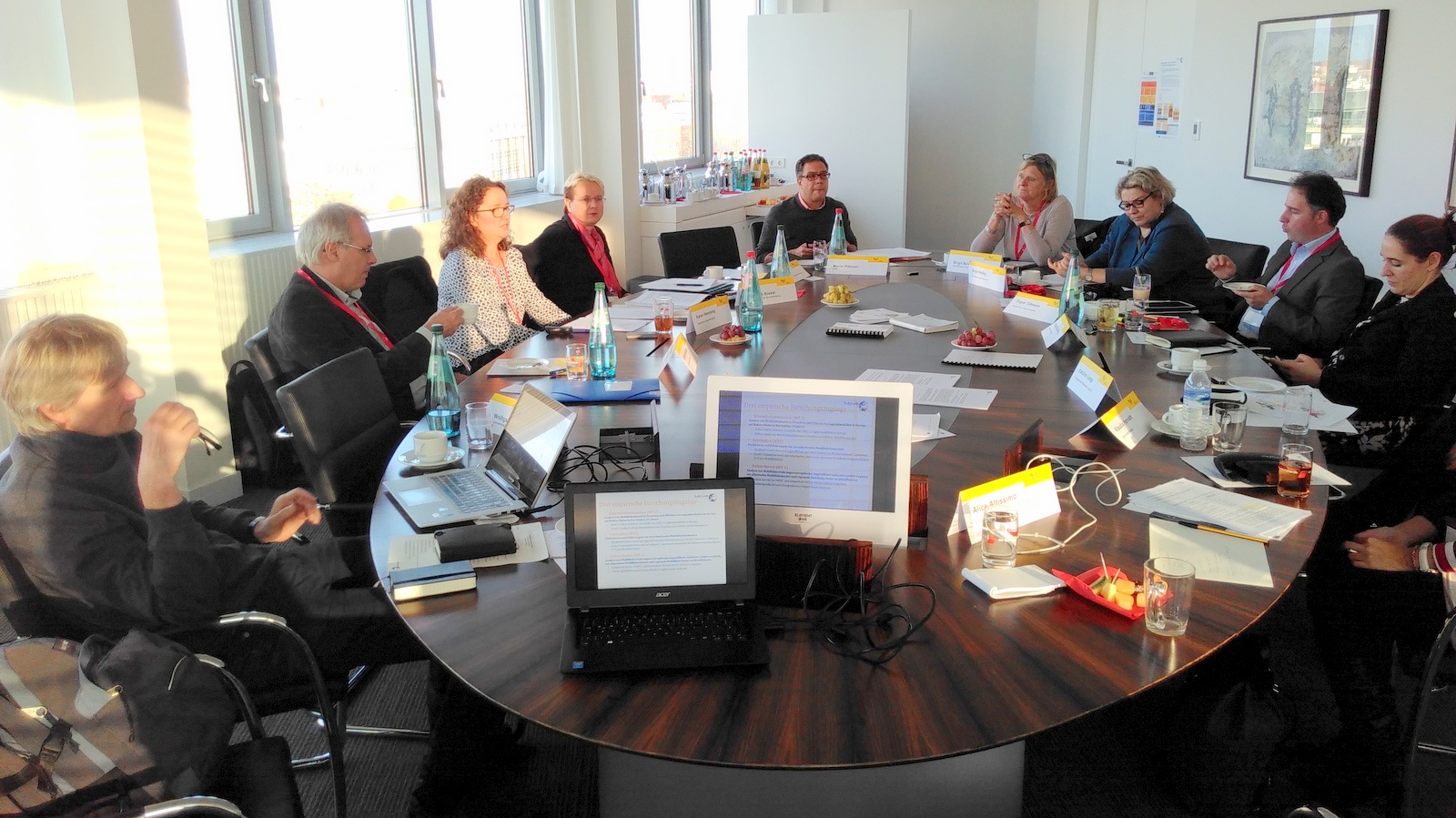 Foto v.l.n.r.: Prof. Dr. Wolfgang Schröer (Universität Hildesheim), Günther Schultze (FES), Dr. Karen Hemming (DJI), Prof. Dr. Elisabeth Krekel (BIBB), Mario Patuzzi (DGB), Birgit Beierling (Der Paritätische), Prof. Dr. Brigit Reißig (DJI), Frank Tillmann (DJI), Dr. Franziska Blomberg (Universtität Hildesheim)