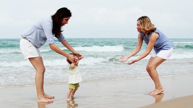 Zeitgleiche gemeinschaftliche Adoption eines Kindes durch ein gleichgeschlechtliches Paar in eingetragener Lebenspartnerschaft ist heute noch nicht möglich; Foto: Fotolia