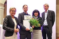 V.l.n.r.: Barbara Klepsch (Vorsitzende der preisstiftenden Jugend- und Familienministerkonferenz), Preisträger Dr. Thomas Mühlmann (Forschungsverbund DJI/TU Dortmund), Prof. Dr. Karin Böllert (Vorsitzende der AGJ, Universität Münster), Prof. Dr. Wolfgang Schröer (Juryvorsitzender des Deutschen Kinder- und Jugendhilfepreises, Universität Hildesheim); Foto: Bildschön