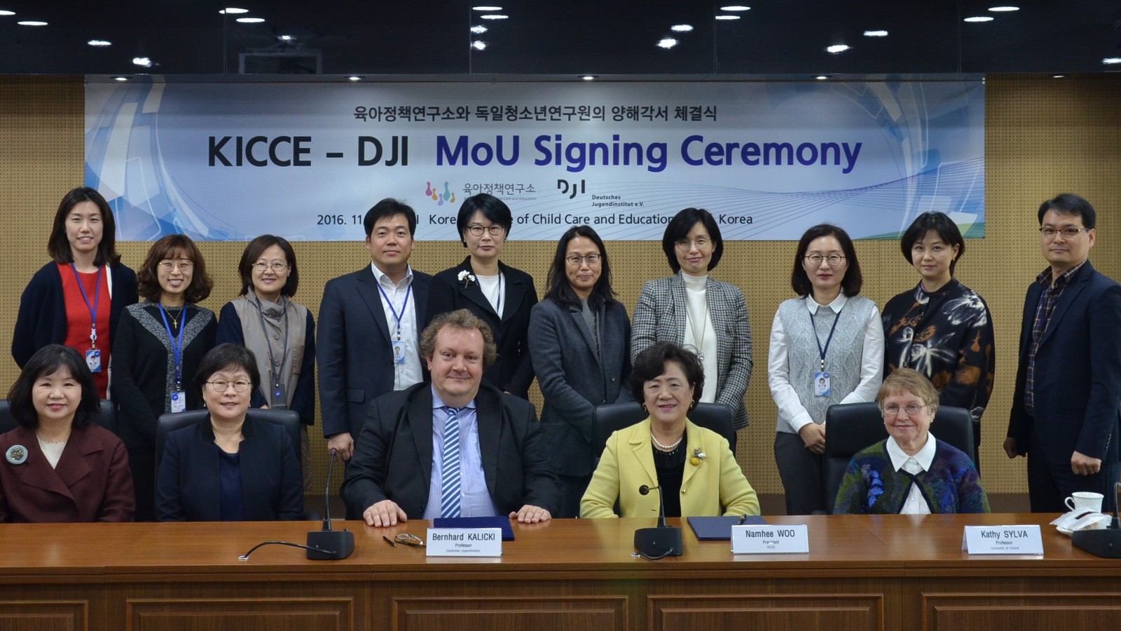 V.l.n.r.: (In der Mitte sitzend) Prof. Dr. Bernhard Kalicki (DJI) neben Dr. Namhee Woo (KICCE) und Dr. Kathy Sylva bei der Unterzeichnung der Kooperationsvereinbarung in Seoul 2016