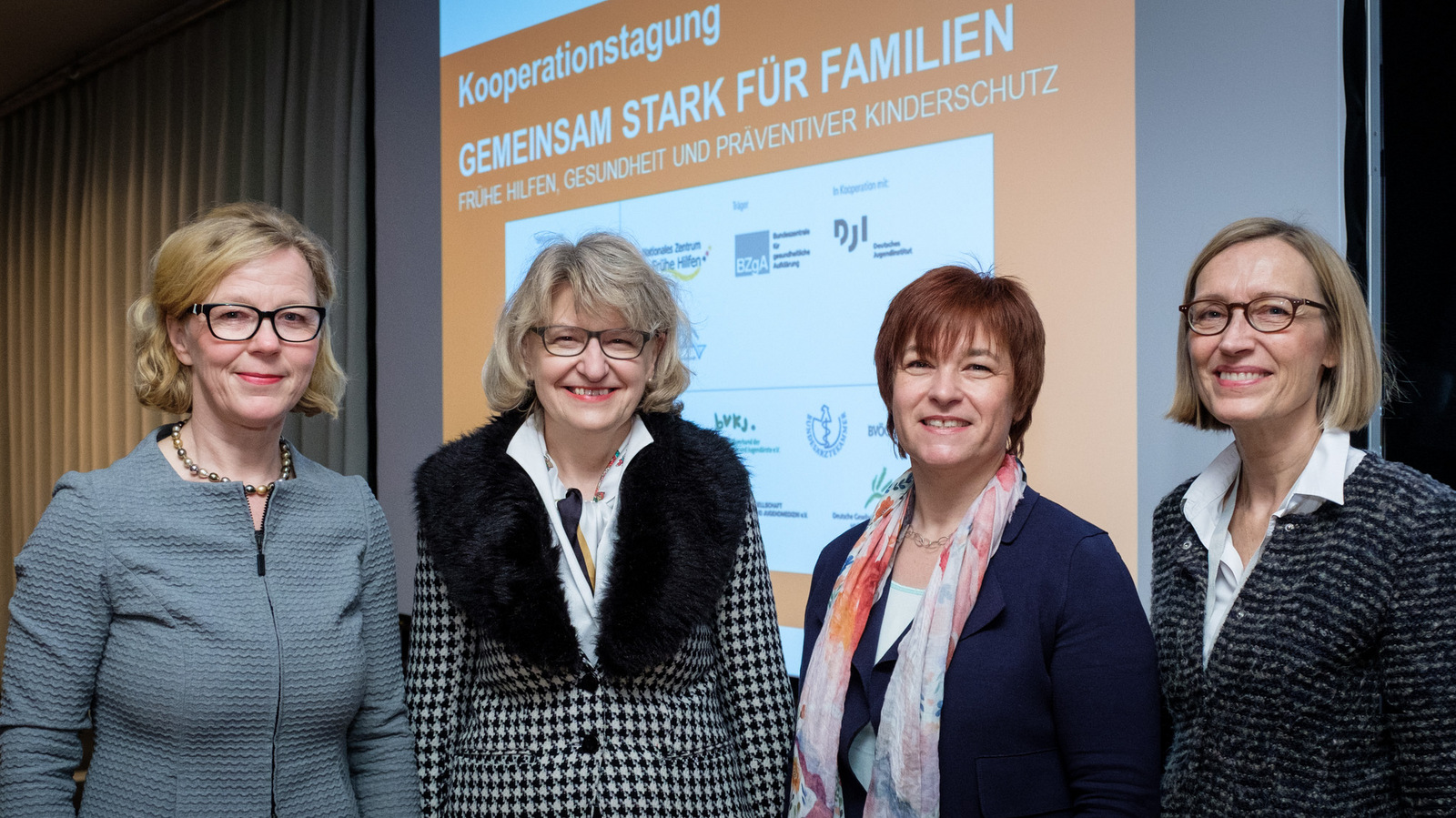 v.l.n.r.: Regina Kraushaar, Abteilungsleiterin aus dem Bundesministerium für Gesundheit (BMG), Dr. med. Heidrun Thaiss, Leiterin der Bundeszentrale für gesundheitliche Aufklärung (BZgA), Caren Marks,  Parlamentarische Staatssekretärin bei der Bundesministerin für Familie, Senioren, Frauen und Jugend (BMFSFJ) und Prof. Dr. Sabine Walper, Forschungsdirektorin im Deutschen Jugendinstitut e.V. (DJI) begrüßten die Teilnehmerinnen und Teilnehmer der Kooperationstagung „Gemeinsam stark für Familien - Frühe Hilfen, Gesundheit und präventiver Kinderschutz" in  Berlin.