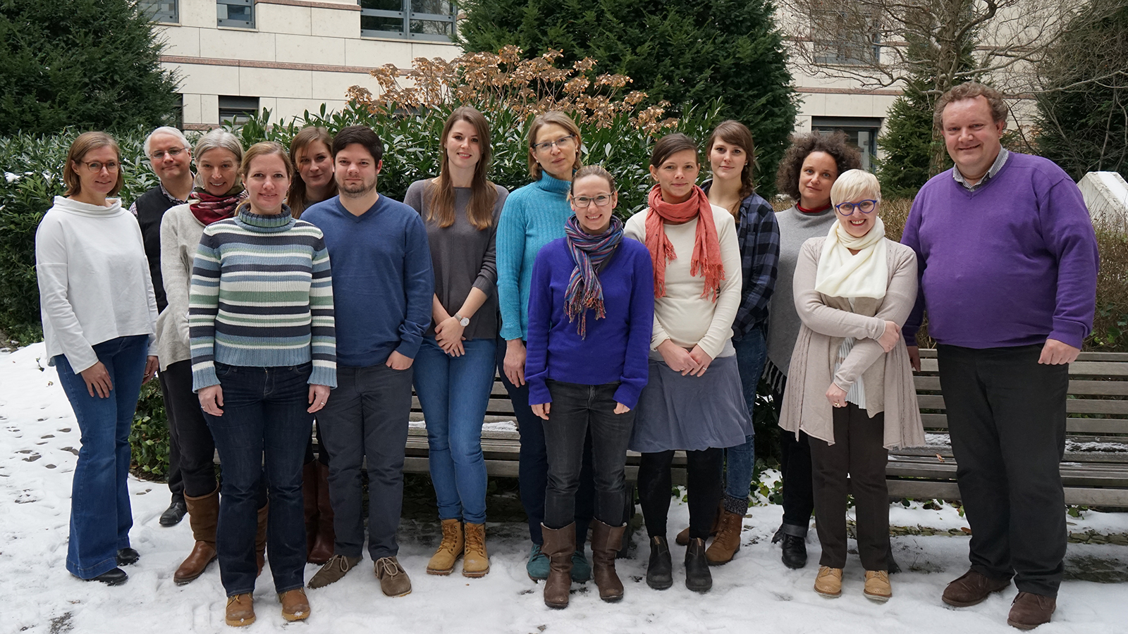v.l.n.r.: Dr. Tina Friedrich, Dr. Marc Urlen, Birgit Riedel, Dr. Doris Drexl, Lisa Wirner, Stefan Michel, Noemi Eberle, Dr. Eva Born-Rauchenecker, Dr. Katarina Groth, Judith Durand, Nathalie Herrmann, Dr. Margarita Stolarova, Dr. Cristina Stringher (Italian National Institute for Educational Evaluation), Prof. Dr. Bernhard Kalicki; Foto: Nadine Roithmaier/Deutsches Jugendinstitut