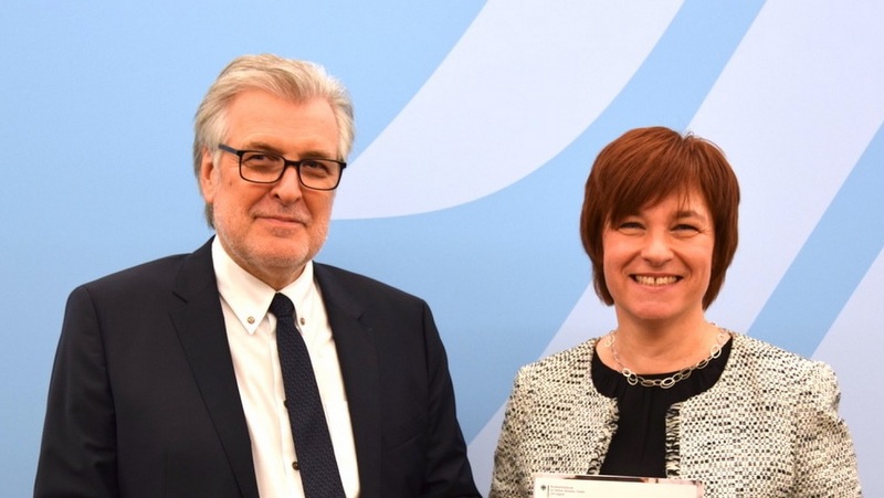 DJI-Direktor Prof. Dr. Thomas Rauschenbach und die Parlamentarische Staatssekretärin Caren Marks bei der Präsentation des 15. Kinder- und Jugendberichts in Berlin; Foto: BMFSFJ
