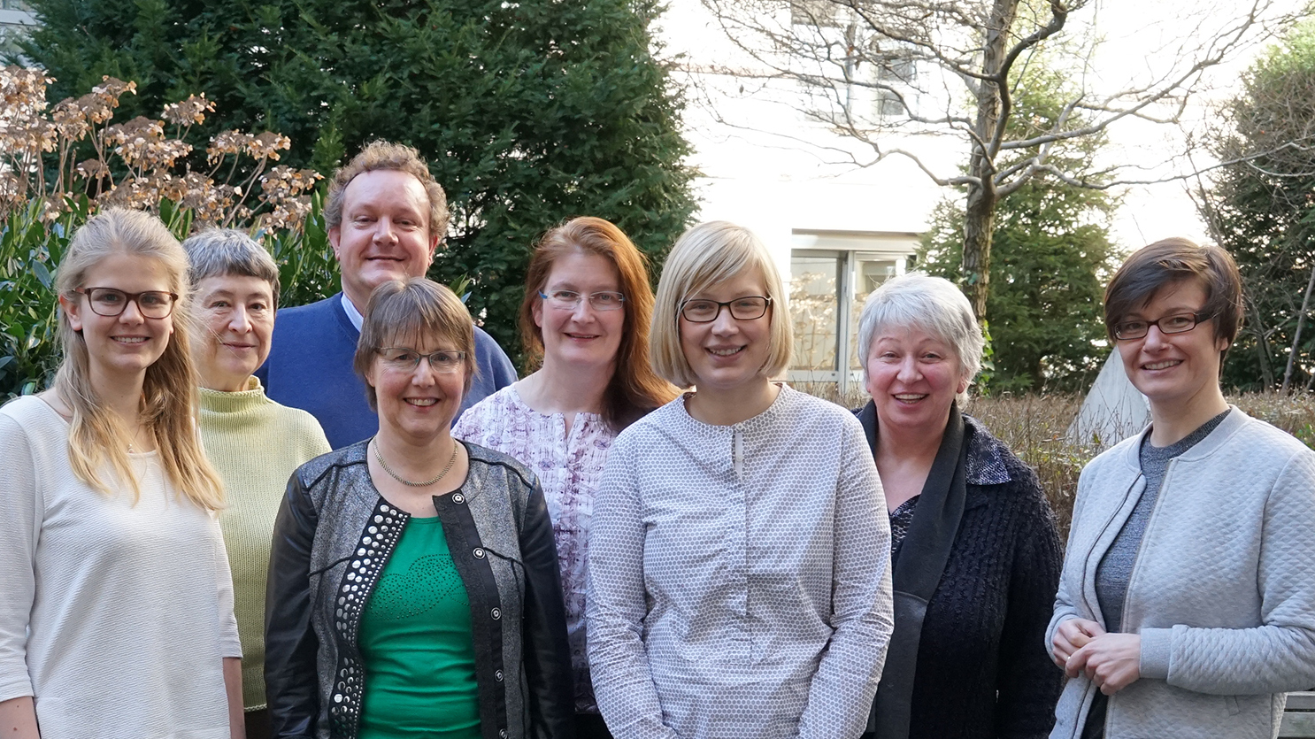 v.l.n.r.: Kira Daldrop, Gabriele Ivo, Prof. Dr. Bernhard Kalicki, Dorothea Rieber, Prof. Dr. Charis Förster (Vorsitzende des pfv), Catrin Wolff-Marting, Magda Göller (Geschäftsführung), Christina Zabel; Foto: Nadine Roithmaier/Deutsches Jugendinstitut