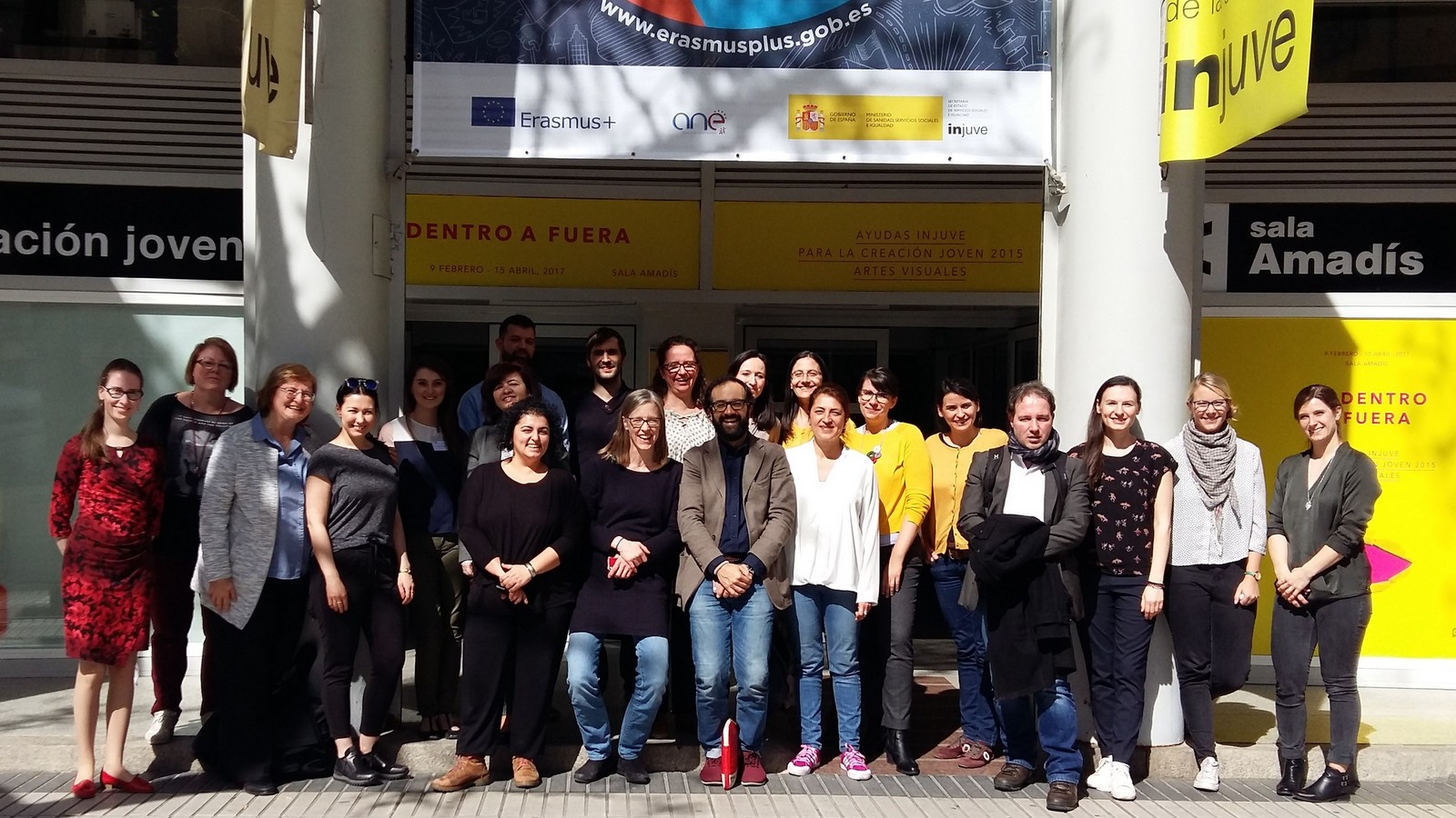 Teilnehmende beim MOVE-Treffen vor dem spanischen Jugendinstitut INJUVE in Madrid 2017; Foto: privat