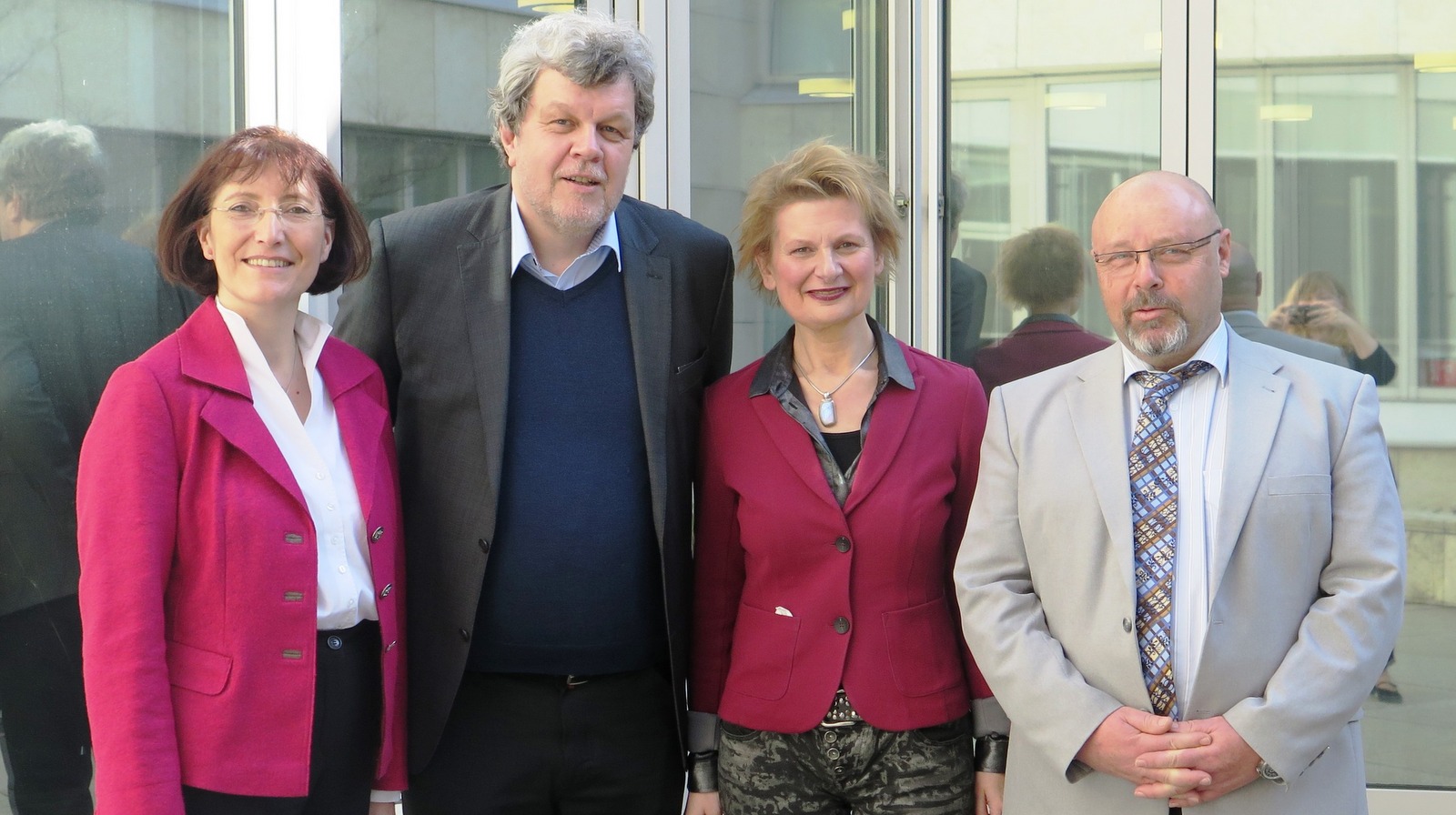 Der neue Vorstand des BLJA (v.l.n.r.): Dr. Kerstin Schröder (Amt für Kinder, Jugendliche und Familien der Stadt Nürnberg), Dr. Christian Lüders (Deutsches Jugendinstitut), Petra Rummel (Landesverband Katholische Einrichtungen), Hans Reinfelder (Leiter des BLJA); Foto: Michael Neuner