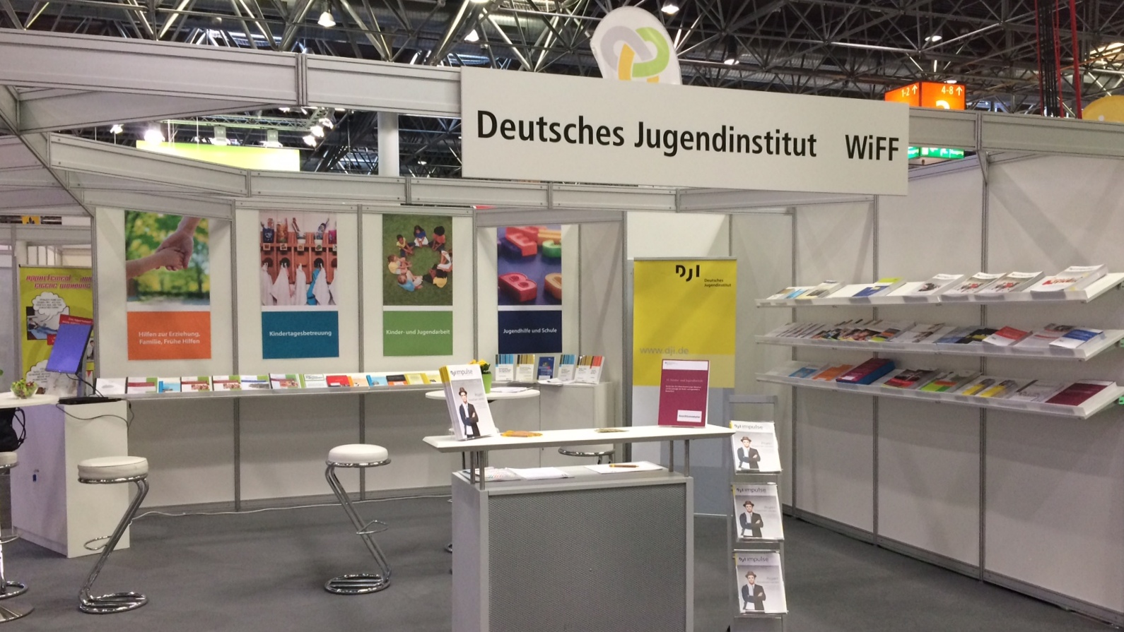 Messestand des DJI auf dem Deutschen Kinder- und Jugendhilfetag 2017 in Düsseldorf; Foto: Daniela Schäfer/DJI