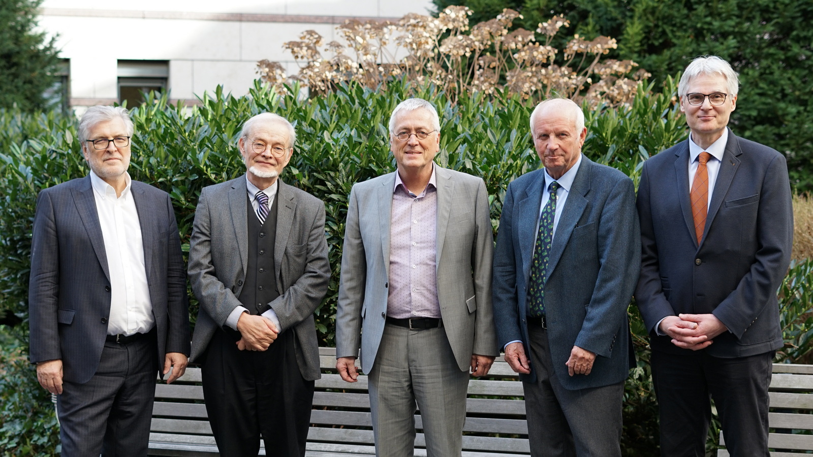 (v.l.n.r.) Prof. Dr. Thomas Rauschenbach (DJI-Direktor), Prof. Dr. Hans Bertram (ehem. DJI-Direktor), DJI-Verwaltungsdirektor Wolfgang Müller, Prof. Dr. Ingo Richter (ehem. DJI-Direktor), Dr. Roland Kischkel (Kanzler der Bergischen Universität Wuppertal); Foto: Daniela Schäfer/DJI