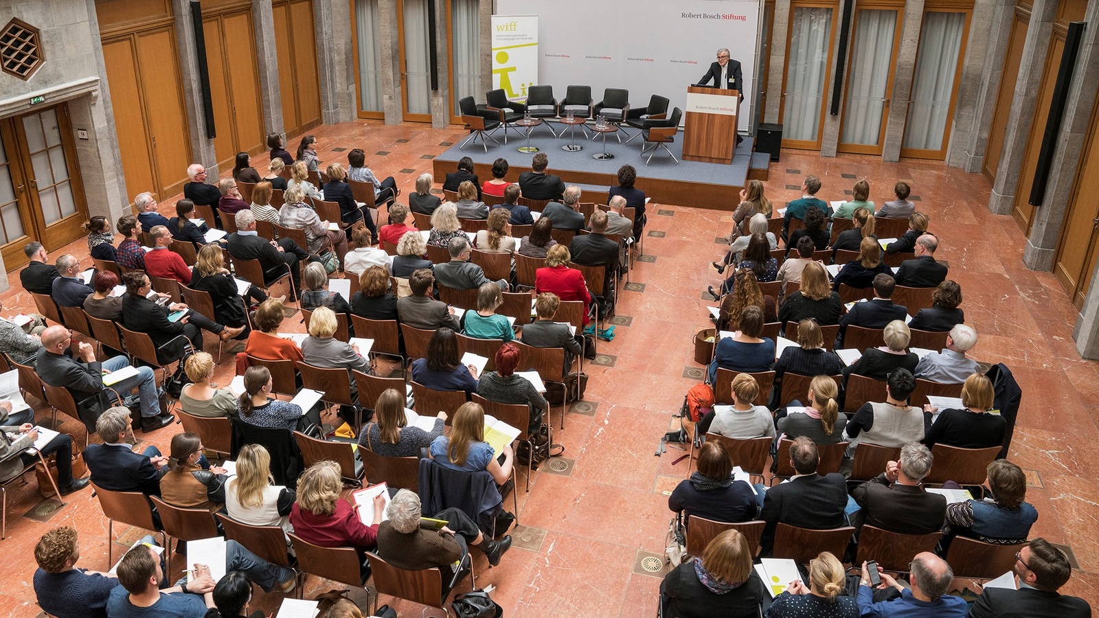 DJI-Direktor Prof. Dr. Thomas Rauschenbach bei der Präsentation der aktuellen Zahlen aus dem Fachkräftebarometer der Weiterbildungsinitiative Frühpädagogische Fachkräfte (WiFF) in Berlin; Foto: WiFF