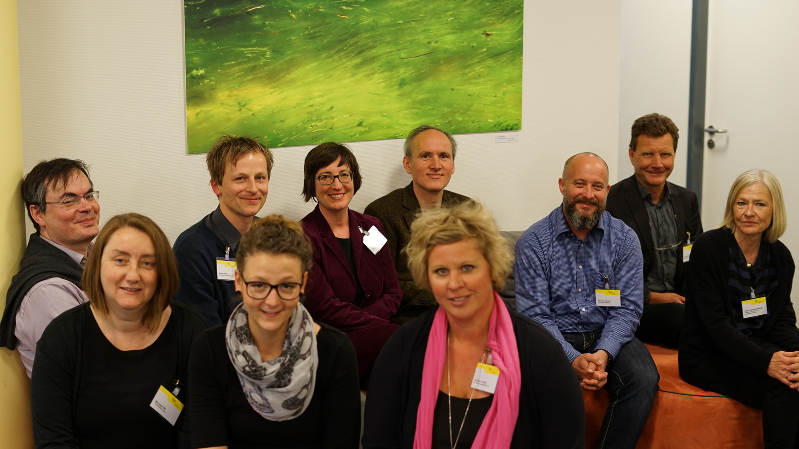 Vorn v.l.n.r.: Michaela Uhl, Nicole Blank (Thomas-Wiser-Haus, Regenstauf), Dr. Inken Tremel (DJI) - Hintere Reihe v.l.n.r.: Dr. Heinz Kindler (DJI), Johann Hartl (DJI), Regine Derr (DJI), Dr. Peter Mosser (kibs), Gerhard Rausch (Antoniushaus Marktl), Bernd Holthusen (DJI), Ulrike Tümmler-Wanger (kibs); Foto: Susanne John/DJI
