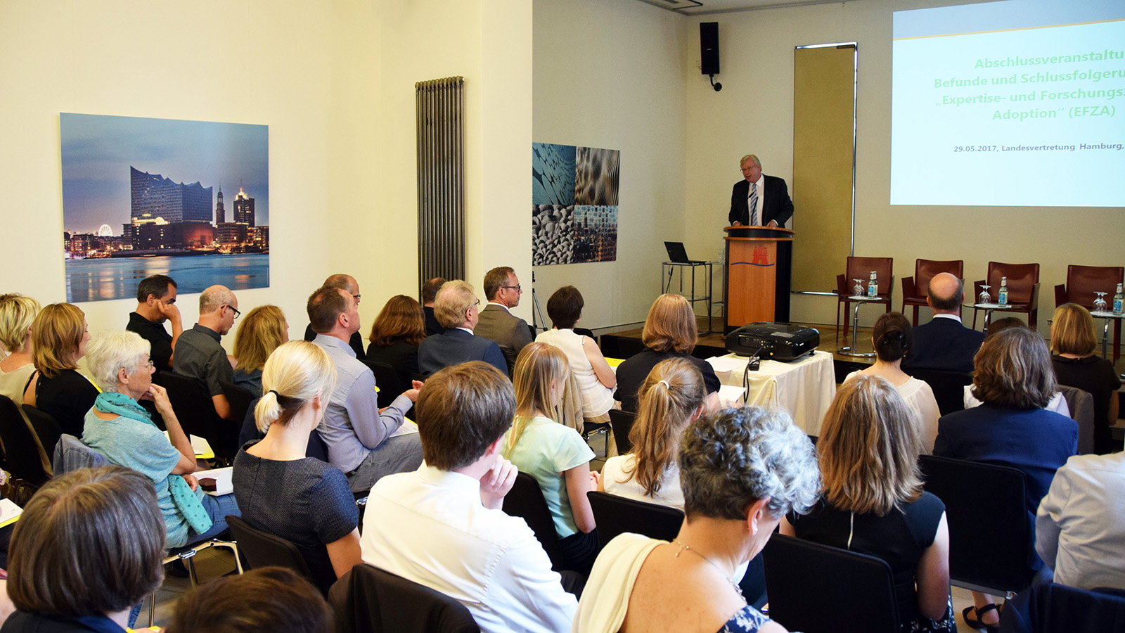 Staatssekretär Dr. Ralf Kleindiek eröffnete Ende Mai in Berlin die Abschlussveranstaltung des Expertise- und Forschungszentrums Adoption (EFZA). Foto: EFZA/DJI