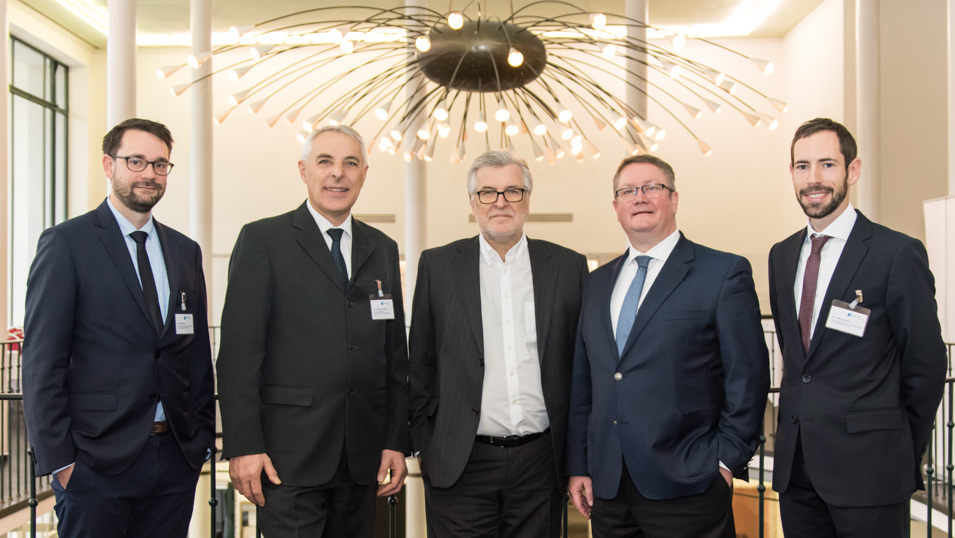 V.l.n.r.: Florian Neumann (Projektleitung Regionalbüro Nord, Europäische Metropolregion Nürnberg), Dr. jur. Manfred Riederle (Referent für Schule, Verfassung und Recht, Bayerischer Städtetag, Mitglied des Agenturbeirates), Prof. Dr. Thomas Rauschenbach Vorstandsvorsitzender und Direktor des Deutschen Jugendinstituts), Dr. Thomas Greiner (Leiter der Unterabteilung Lebenslanges Lernen, Bildungsforschung im Bundesministerium für Bildung und Forschung), Dr. Tobias Schmidt (Gesamtkoordination Transferagentur Bayern und Projektleitung Regionalbüro Süd, Deutsches Jugendinstitut); Foto: Jürgen Haas